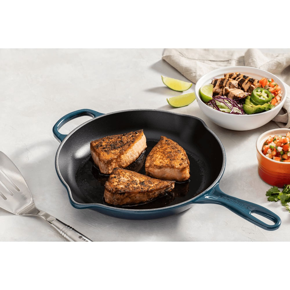 FRIGIDEIRA LE CREUSET SKILLET SIGNATURE REDONDA C/ ALCA 26CM AZUL AGAVE