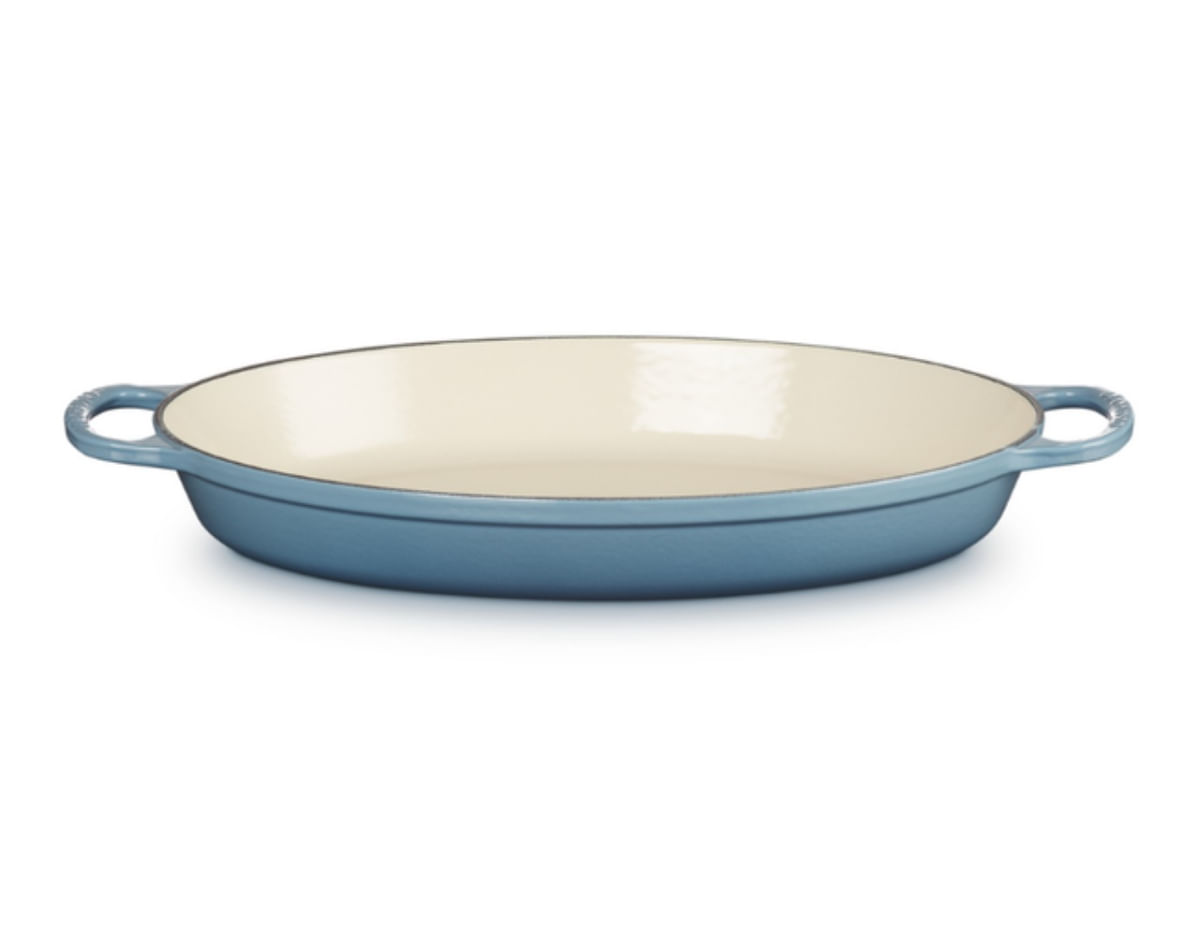 KIT LE CREUSET ASSADEIRA OVAL 36CM E 4 PRATOS FUNDOS 22CM EM CERÂMICA AZUL CHAMBRAY