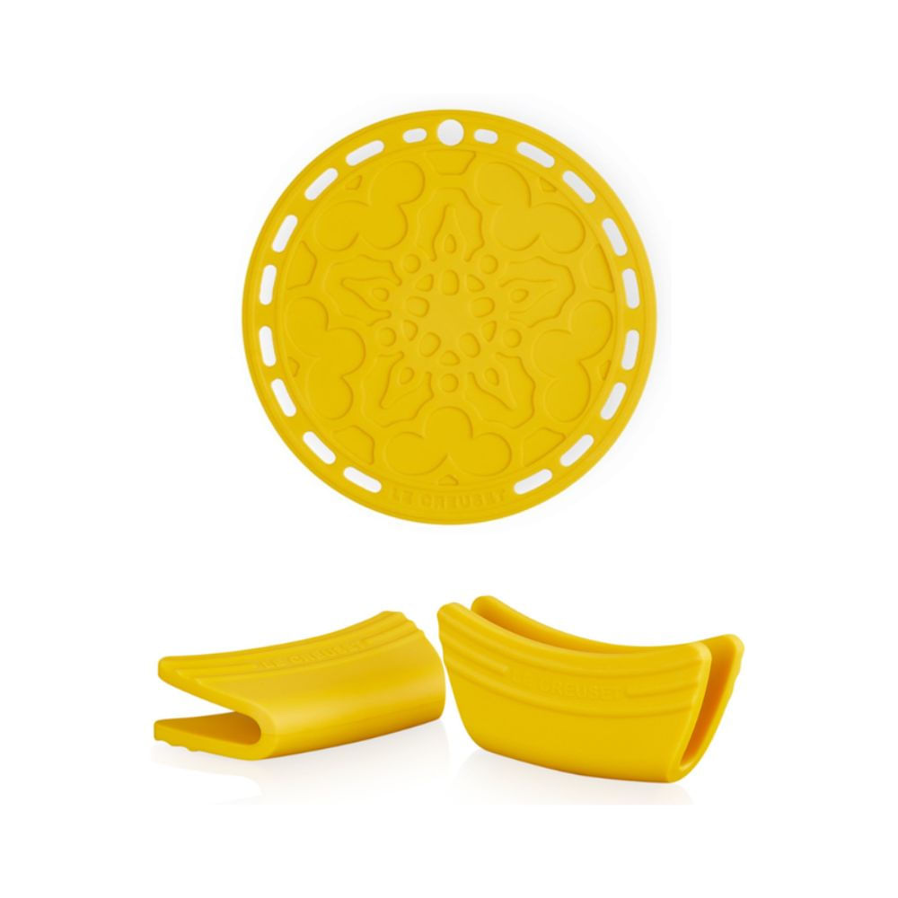 KIT LE CREUSET 2 PEGADORES DE ALÇAS E SUPORTE PARA PANELAS 20CM AMARELO NÉCTAR