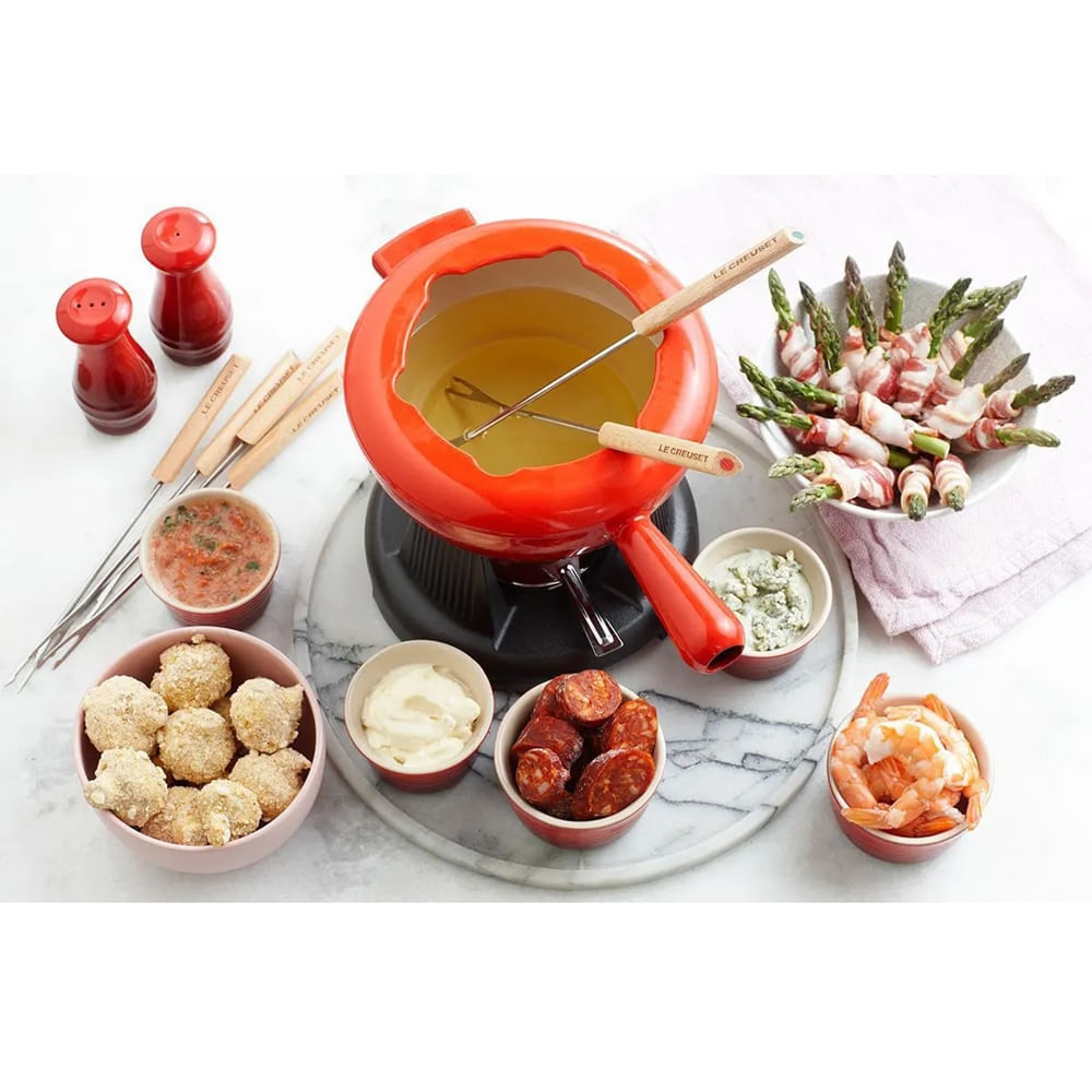 KIT LE CREUSET FONDUE DE QUEIJO/CARNE E COOLER SLEEVE PARA VINHOS E ESPUMANTES EM NYLON LARANJA