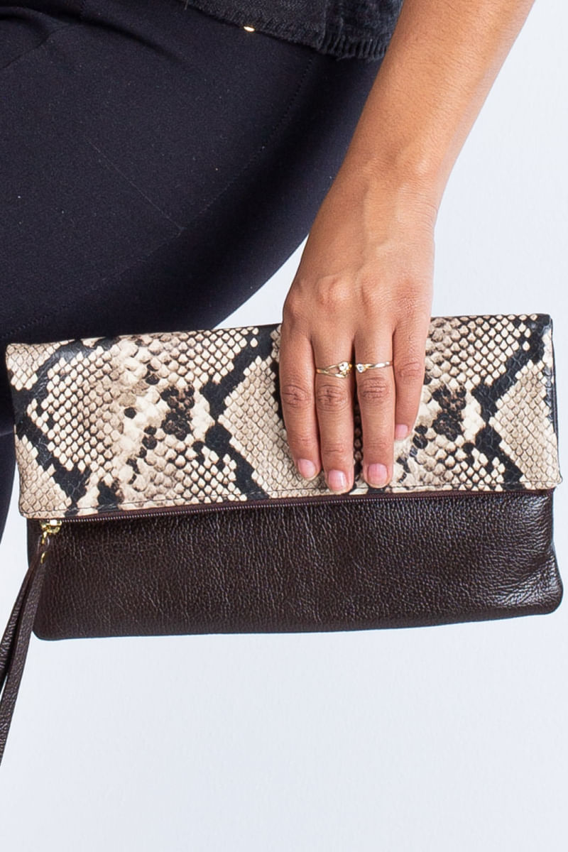 Clutch de couro estampado animal print Nikki Cobra