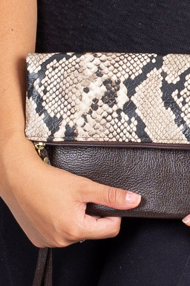 Clutch de couro estampado animal print Nikki Cobra