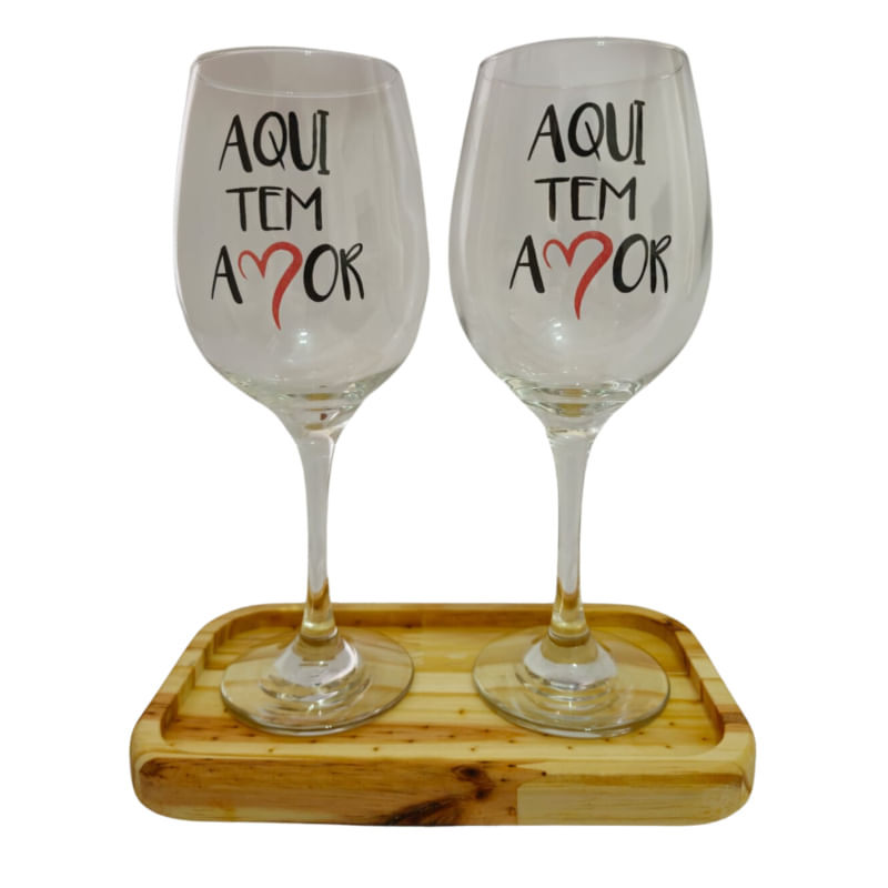 Kit 2 Taças Bandeja Frase Tem Amor Personalizada Vinho 490ml