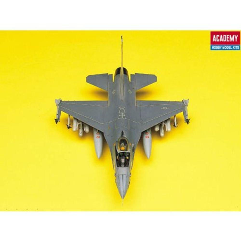 Academy F-16 A-c Fighting Falcon 1-48 - Kit de Montagem Com Armas