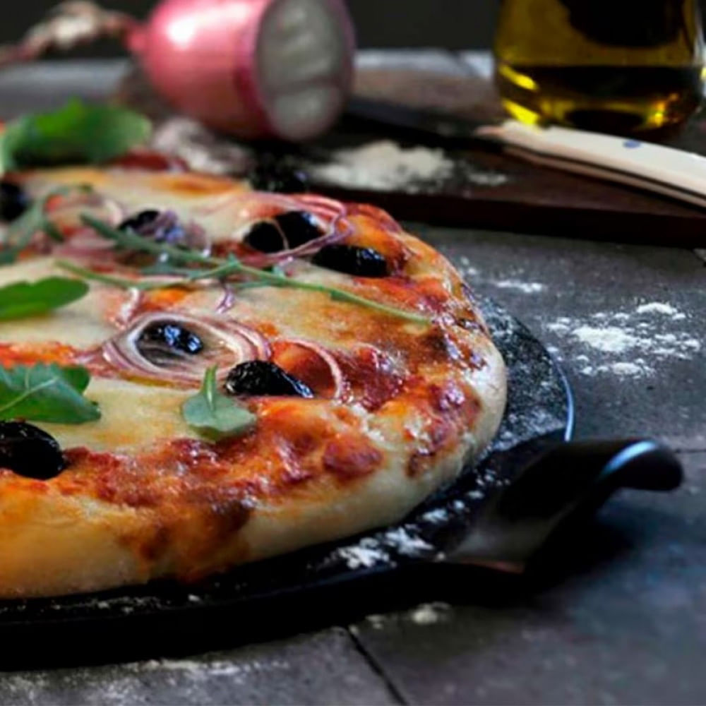 Pedra Refratária Redonda para Pizza Emile Henry em Cerâmica 37cm Preto