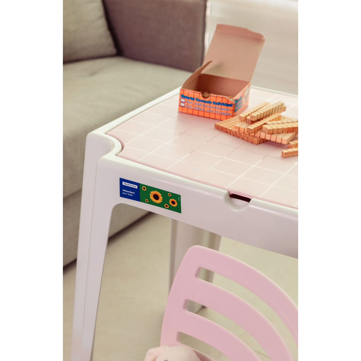 Conjunto Infantil de Mesa e Cadeira Tramontina Beni Rosa em Polipropileno com Quadro de Atividades